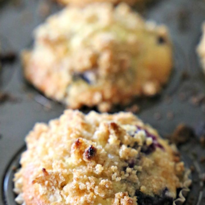BAKERY-STYLE BLUEBERRY MUFFINS
