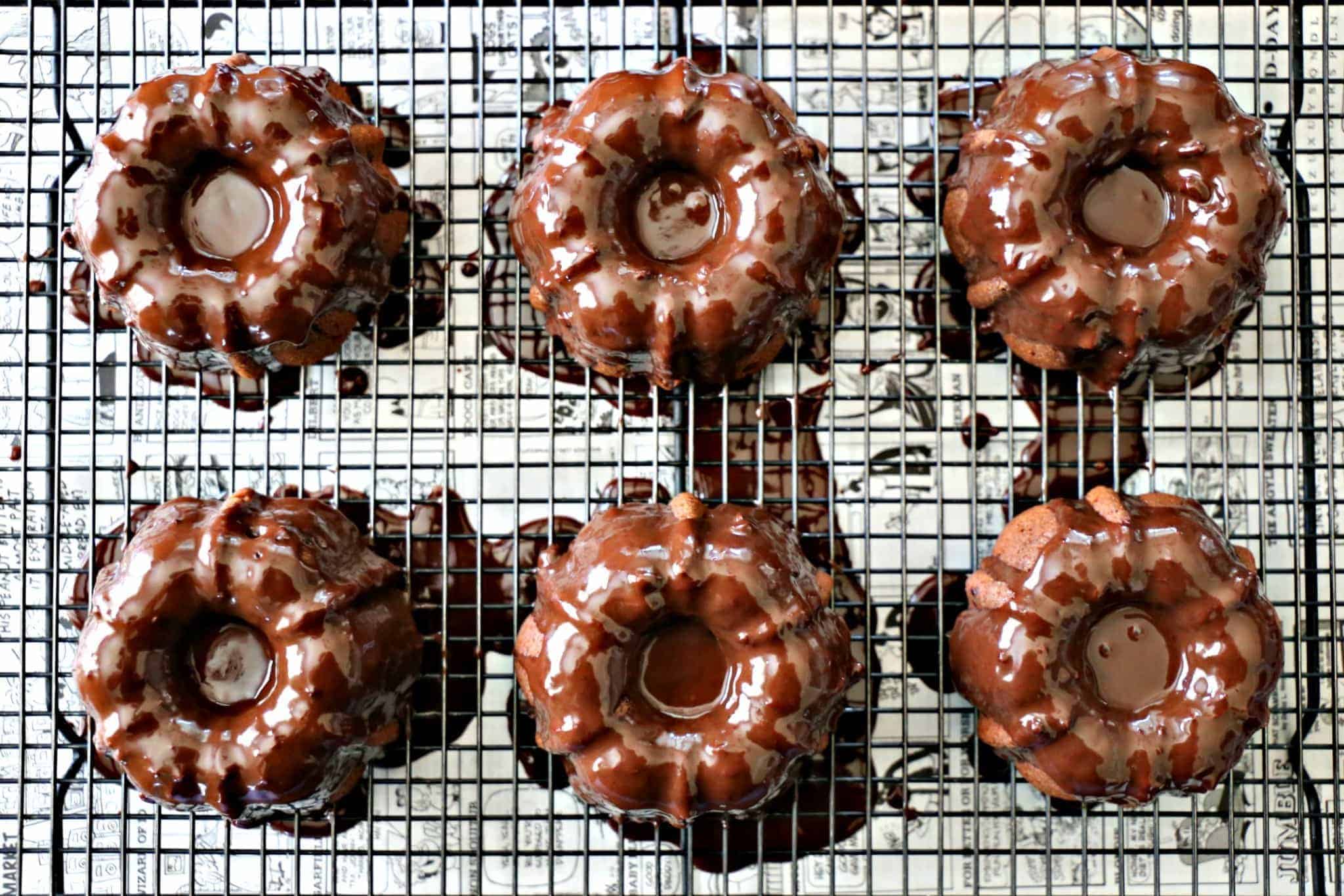 Glazed chocolate cakes