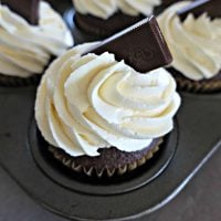 chocolate cupcakes with buttercream frosting