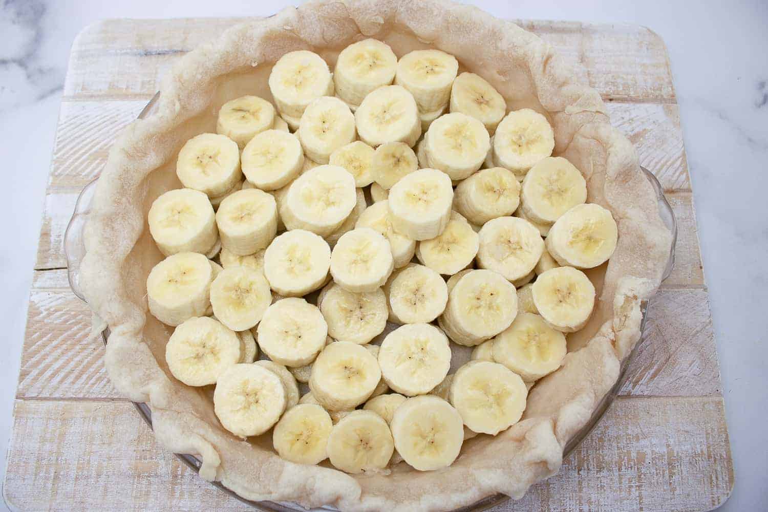 layering bananas on bottom of pie crust