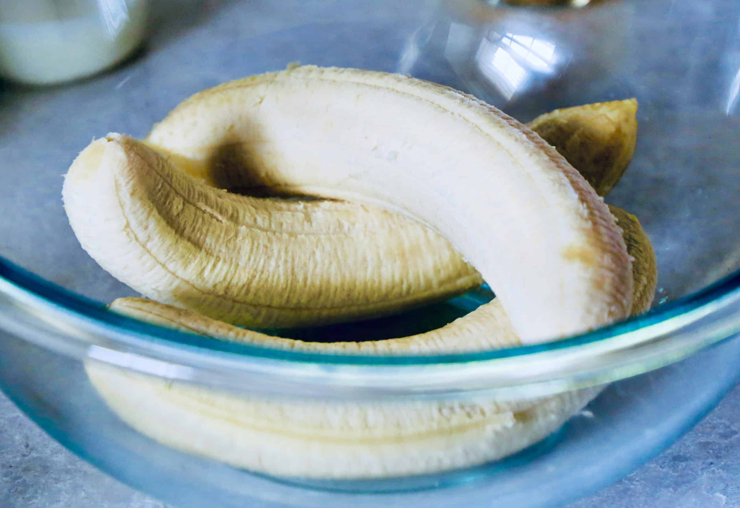 Peeled bananas in a glass bowl.