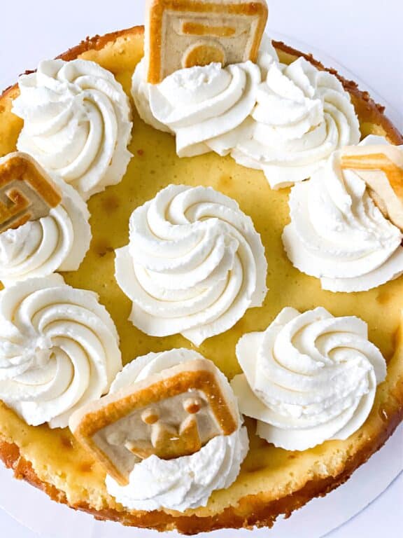 banana cheesecake with cookies