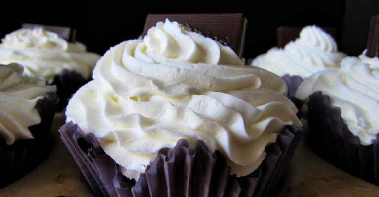 chocolate cupcakes with buttercream frosting
