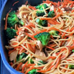 Lo mein with chicken in a black skillet.