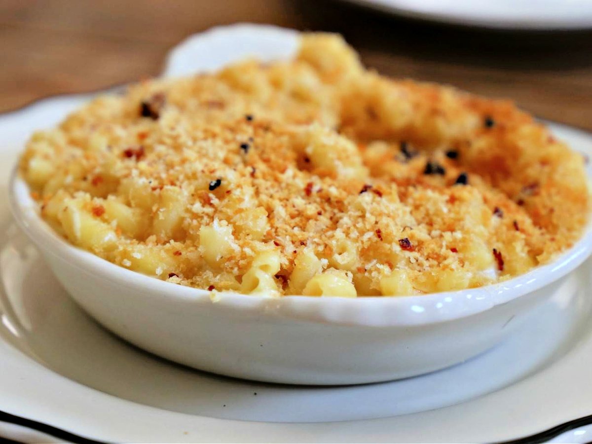 Where To Eat in Pittsburgh A bowl of creamy macaroni and cheese sprinkled with a bread crumb topping.