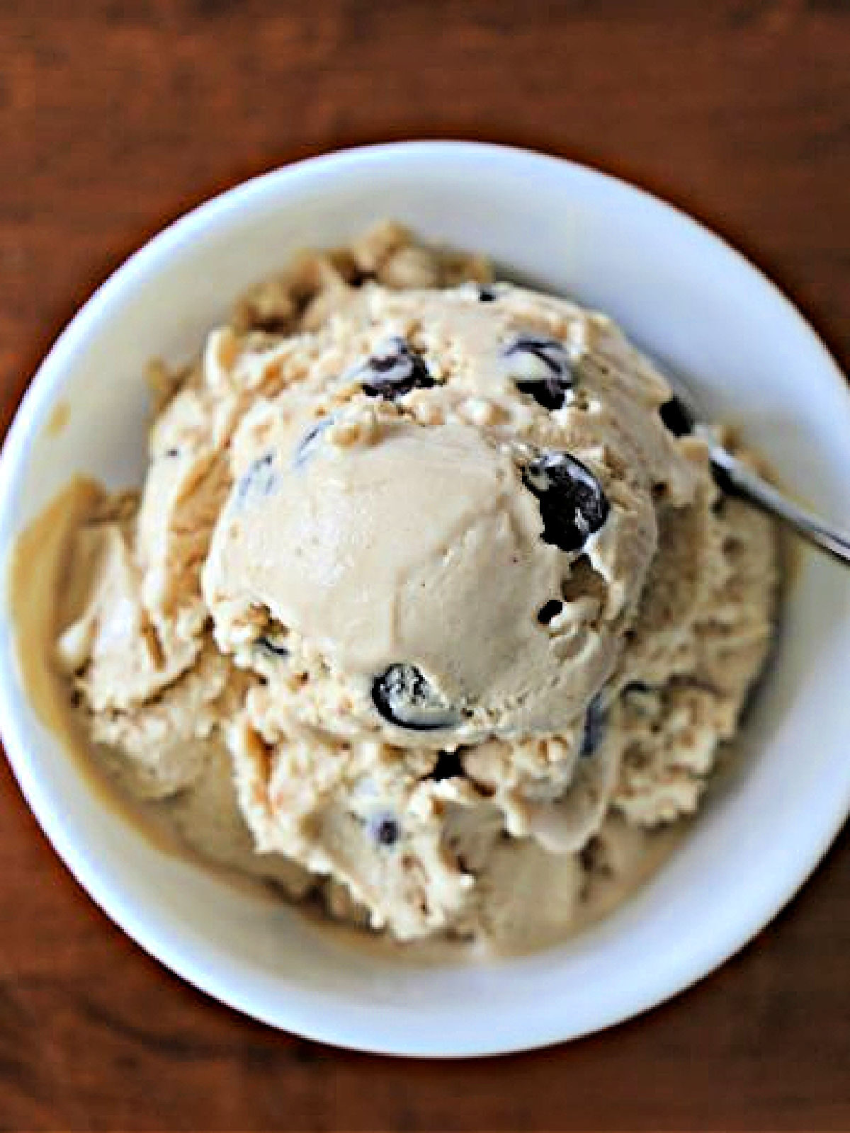 White bowl with peanut butter ice cream with chocolate chips.
