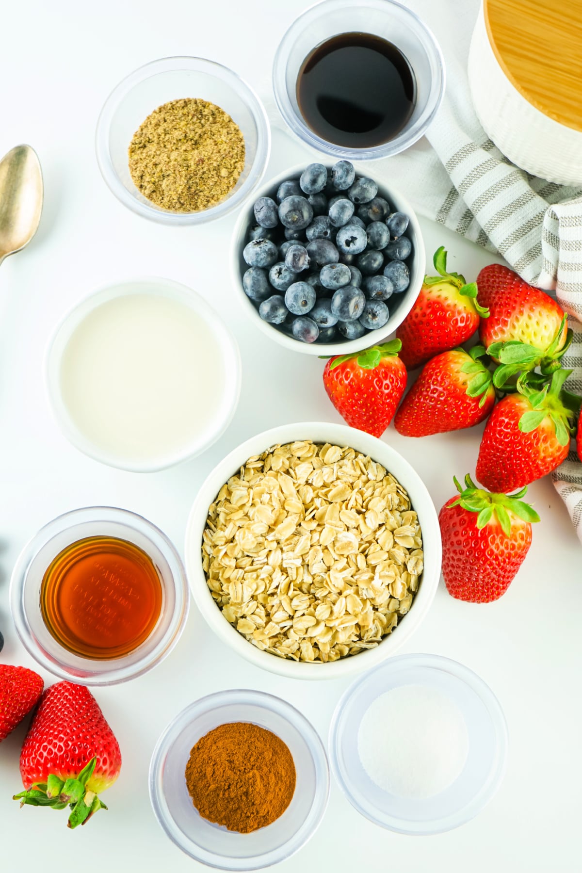Ingredients to make overnight oats with fruit.