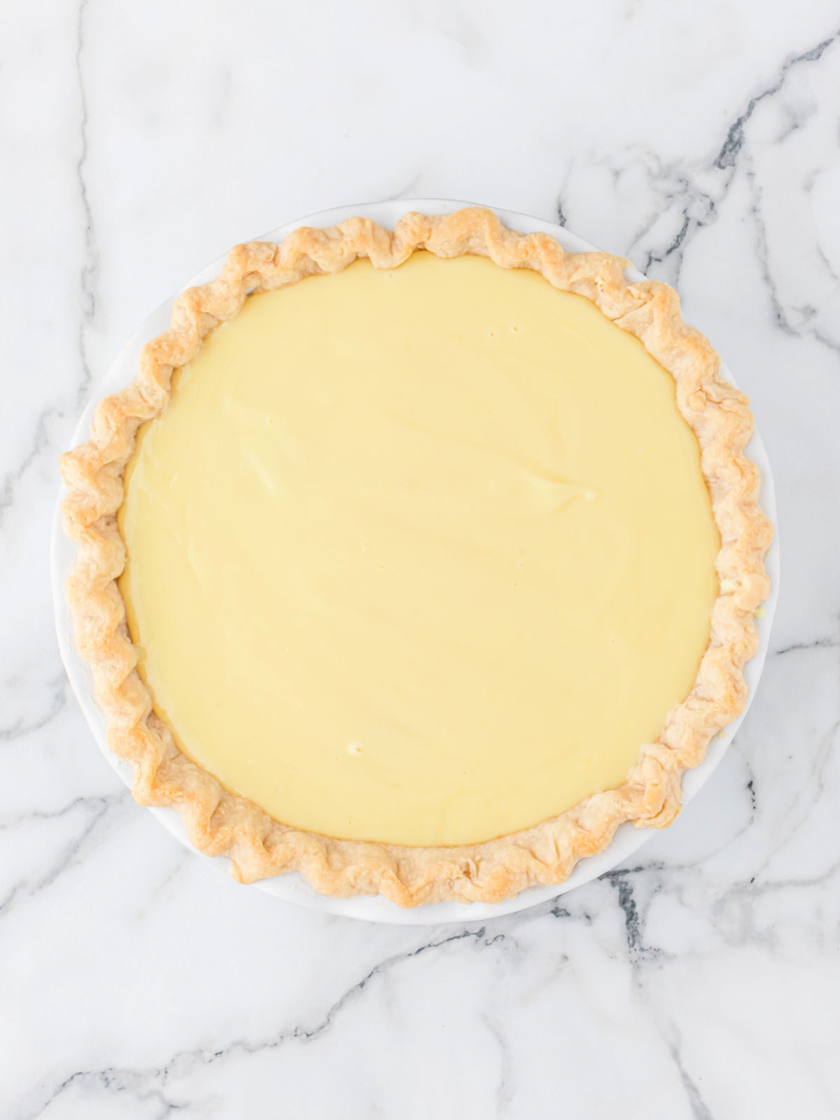 Custard layer on top of bananas in a pie shell.