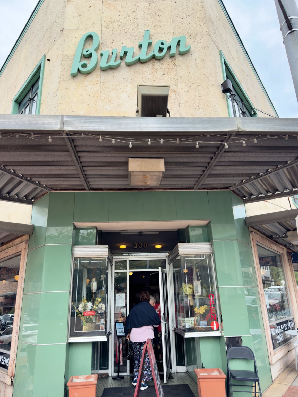 Vintage-style Pearl’s Diner storefront with mint green tile façade and retro signage in downtown Laurel, Mississippi.